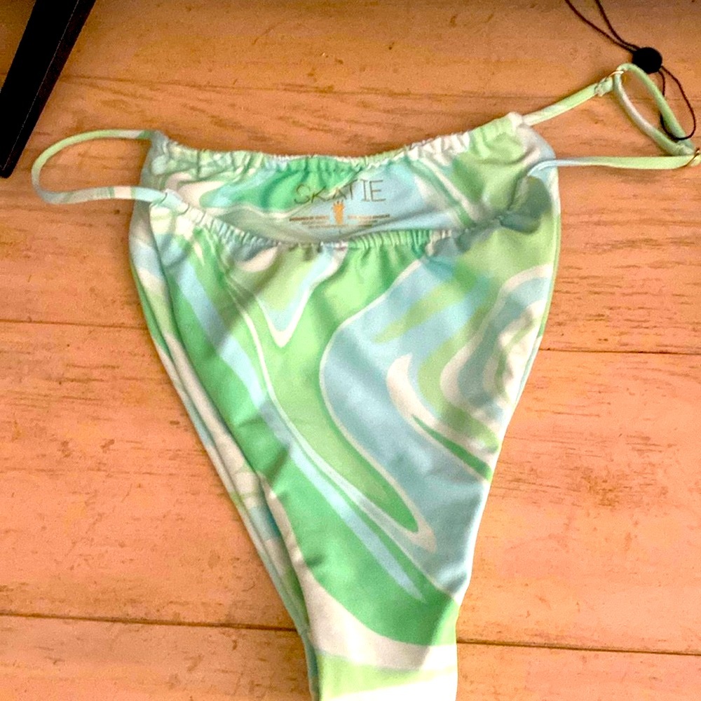 New Skatie Mint String Bikini Bottoms, Size Large